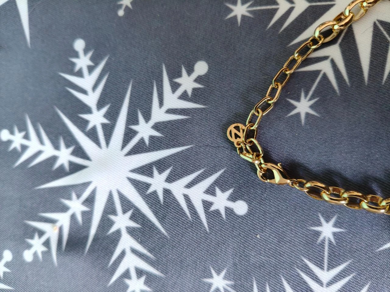 Pulseira Dourada Elos Largos com Pendentes – photo 10